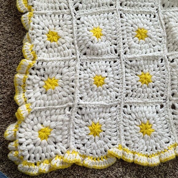 Beautiful white and yellow granny square blanket with ruffle scalloped edges - Picture 7 of 8